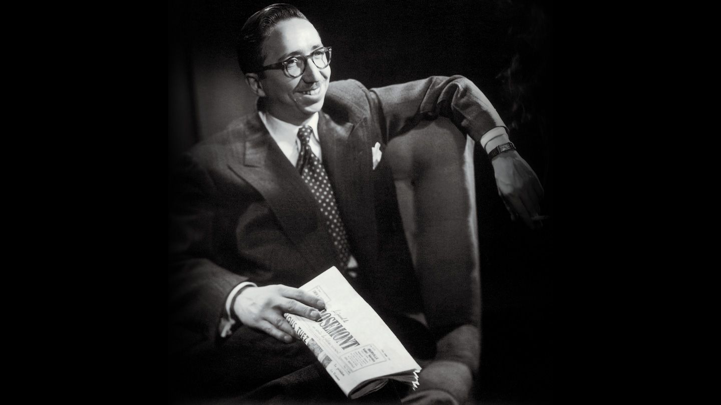 Mister Pierre Péladeau holding the Journal de Rosemont